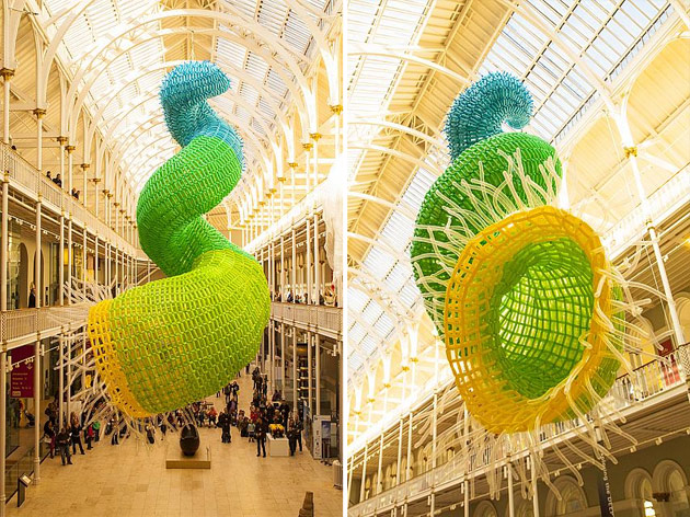 Artikelbild für: Installation und Skulptur aus 10.000 Luftballons: Doppelhelix Pisces