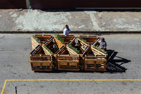 Artikelbild für: Recyclete, mobile Sitzbänke aus alten Holzpaletten: „Brothers in Benches“ – ein Stadtteilprojekt von r1
