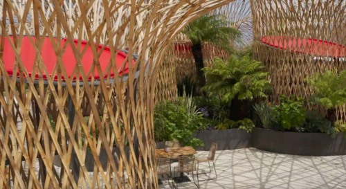 Röhrenartige, große Strukturen aus Bambus, dazwischen ein Tisch mit Stühlen | Pavillons & Event-Überdachungen aus Bambus für Events