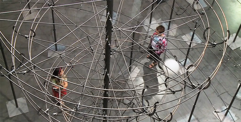 Artikelbild für: Eine überdimensionale Kugelbahn: Kinetische Installation „Distance“ von Jeppe Hein