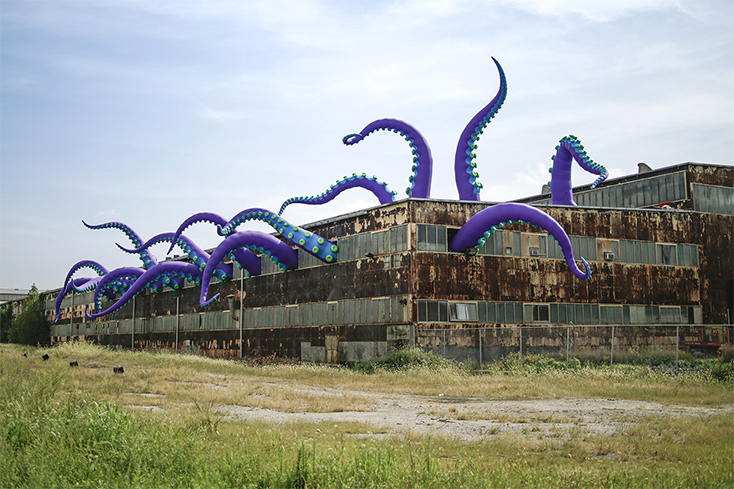Artikelbild für: Inflatable Art Attacks: „Sea Monsters HERE“ von Filthy Luker