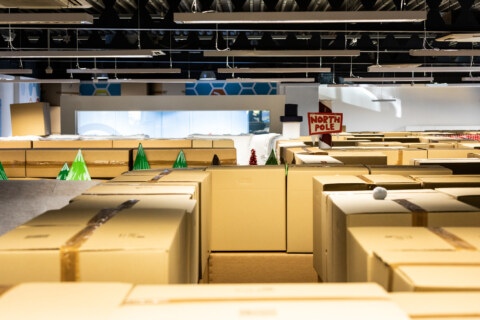 Artikelbild für: Mitarbeiteraktion: Großraumbüro wird zum Weihnachts-Labyrinth