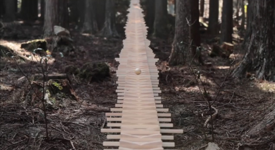 Artikelbild für: Markenerlebnis im Wald: Xylophon Kugelbahn als musikalische Installation