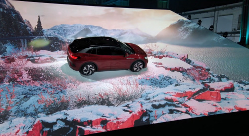Digitale Auto Präsentation, bei der ein Wagen auf einer schrägen Projektionsfläche fährt