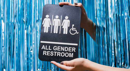 Symbolbild für Gleichberechtigung: Schild mit Icons von allen Geschlechtern und Menschen mit Behinderung