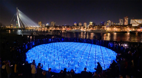 Artikelbild für: Holocaust-Lichtdenkmal mit 104.000 lumineszierenden Steinen: „LEVENSLICHT“