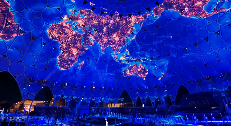 Kuppelprojektion der Welt während der Eröffnungsshow der Expo in Dubai