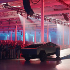 Ein Tesla fährt vor tausenden Gästen auf eine Bühne - beim Tesla Cyber Rodeo 2022