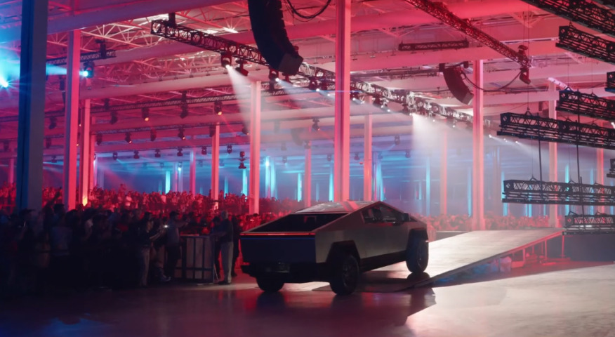 Ein Tesla fährt vor tausenden Gästen auf eine Bühne - beim Tesla Cyber Rodeo 2022