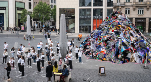 Ein Kleiderberg als Augmented Reality Aktion auf dem Frankfurter Rathenauplatz