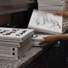 Pizzakartons mit Botschaften von Jugendlichen - ein cleveres Sozialprojekt