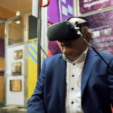Mann mit VR-Brille in der Lost Places Ausstellung "VRgangene Orte""