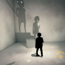 Junge in einem Raum mit projizierten Schattenkindern - Raumerlebnis von Joon Moon