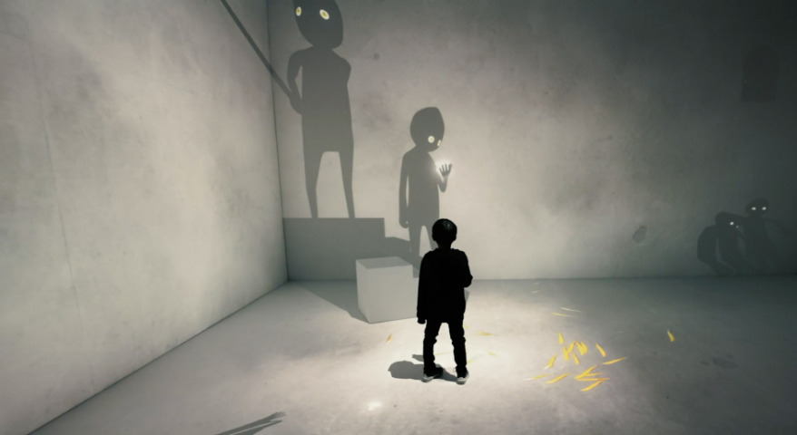 Junge in einem Raum mit projizierten Schattenkindern - Raumerlebnis von Joon Moon