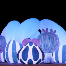 Große, beleuchtete Inflatables in Form von fröhlichen Gestalten - Verspielte Public Art Installations von Eness.