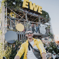 Mann vor dem vollen EWE Festival-Kraftwerk | Ein Marken-Stand und Praxistest für nachhaltige Energielösungen auf Festivals